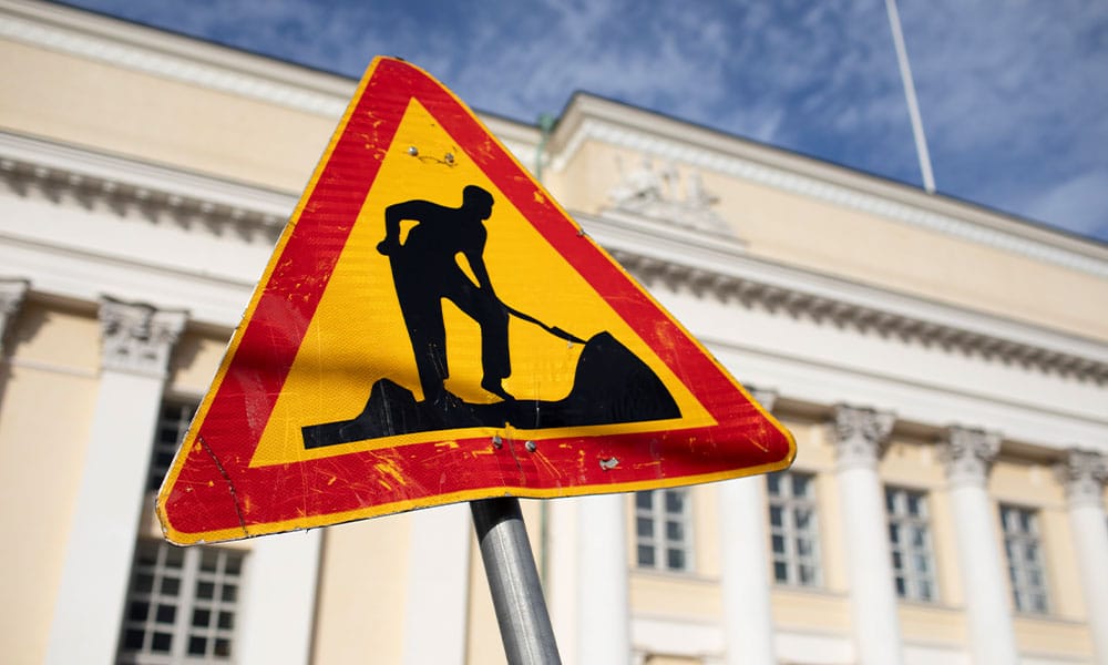warning sign on a los angeles construction site to protect workers from potential injury