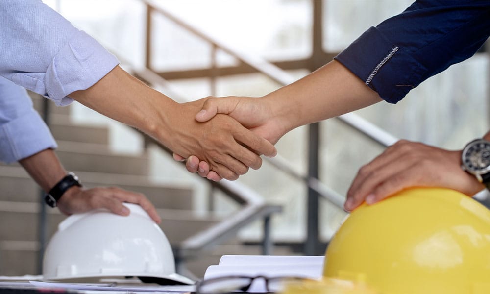 construction contract worker meeting with a lawyer after an injury in Los Angeles