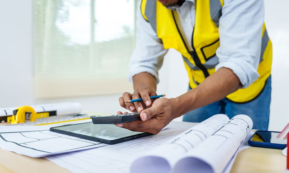 construction worker reviewing a defect on a site in los angeles