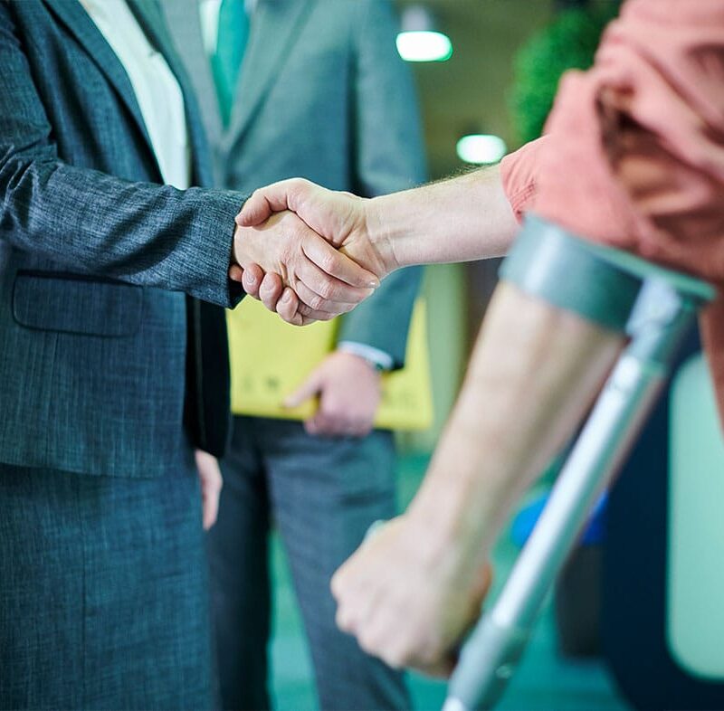 injured construction worker meeting with a lawyer to file in Los Angeles, CA