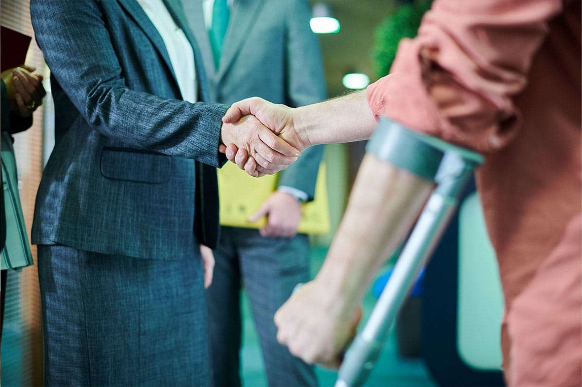 injured construction worker meeting with a lawyer to file in Los Angeles, CA