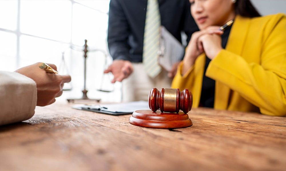 construction worker meeting with a lawyer to file after being injured in San Diego, CA