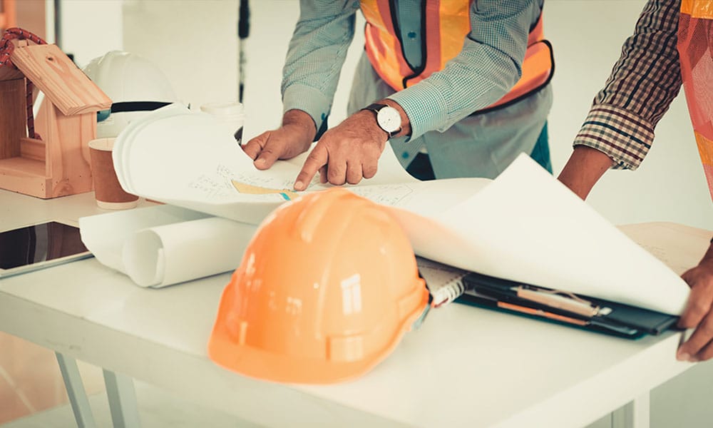 worker and lawyer discussing a construction delay in San Diego, CA